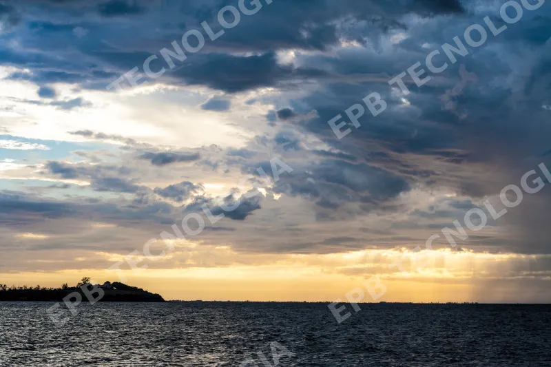 Por do sol entre nuvens 3