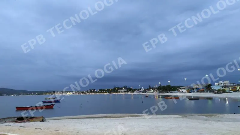 Dia encoberto na praia